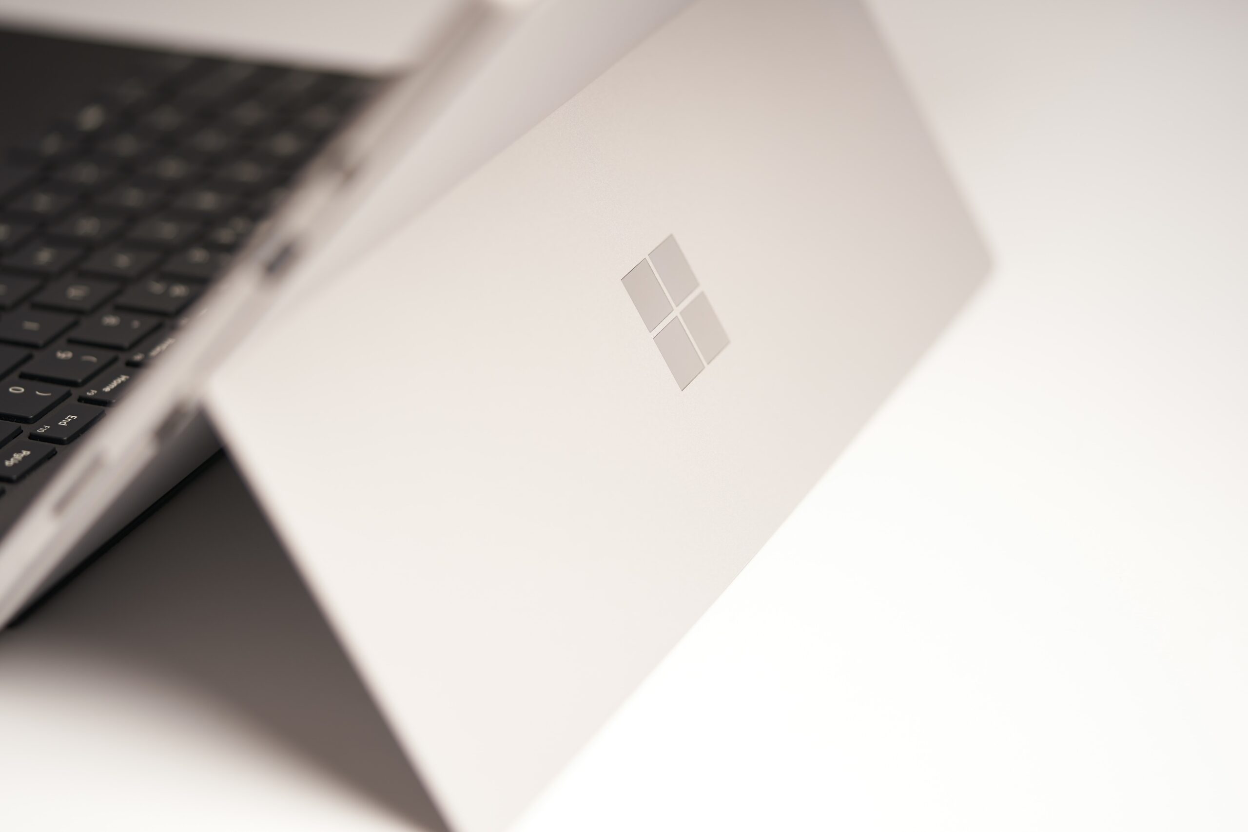 What Is Microsoft Sales Copilot & What Does It Do? 2 Microsoft Sales Copilot AI assistant helping a sales team