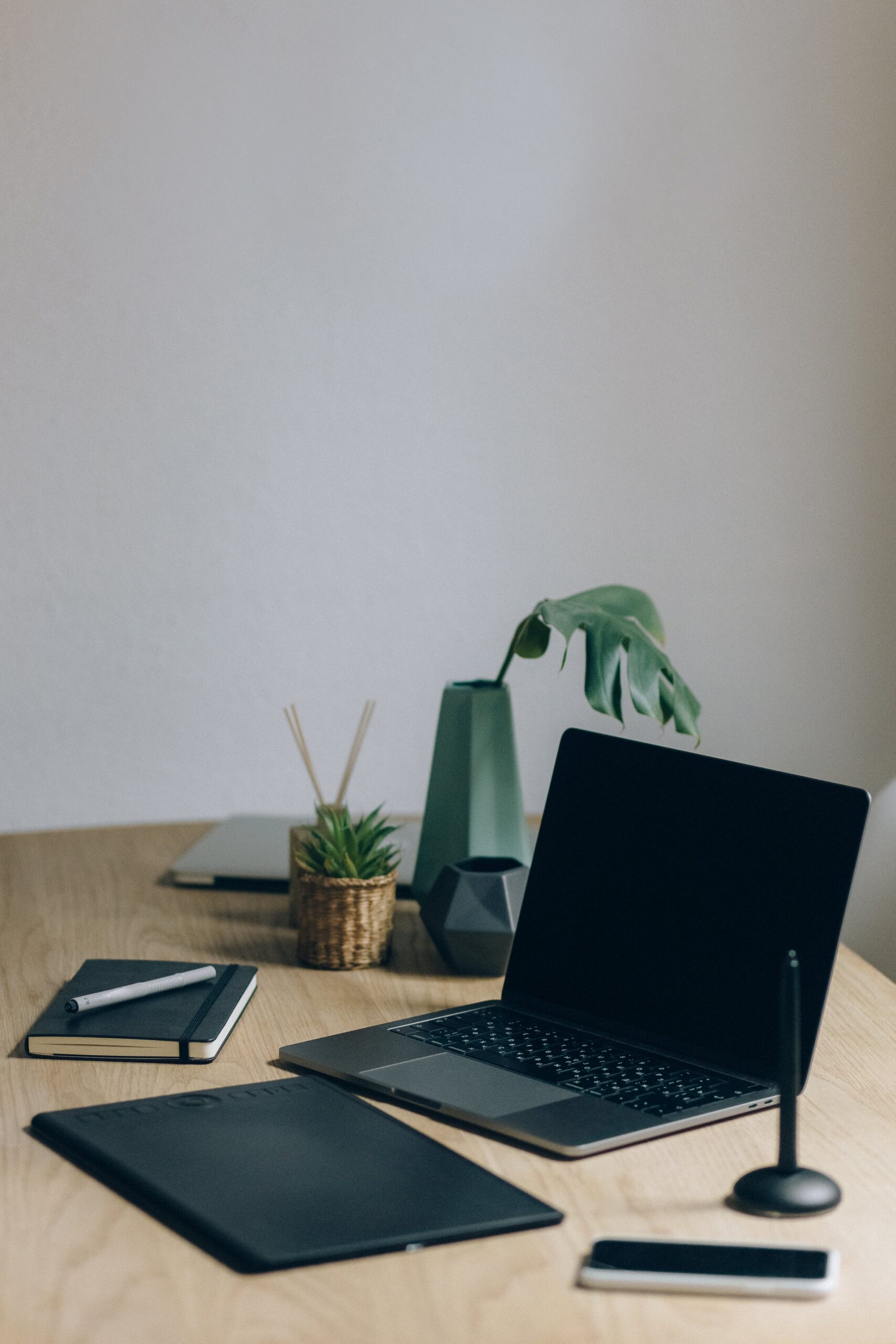 How Small Businesses Can Approach Workforce Technology Modernization 2 Workforce technology modernization helping a small business team collaborate